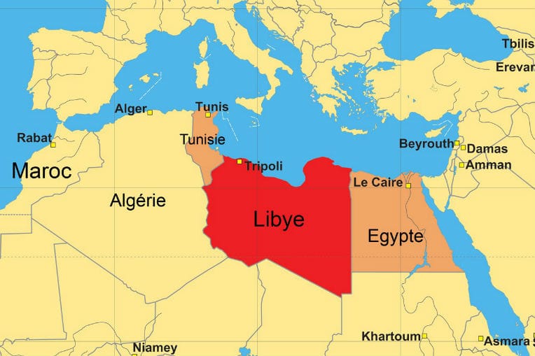 L’Égypte mène des raids aériens en Libye, affrontements à Tripoli