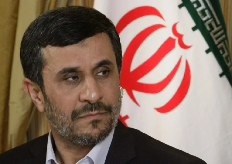 Dans un contexte de tensions avec les USA, Mahmoud Ahmadinejad  se porte candidat aux présidentielles