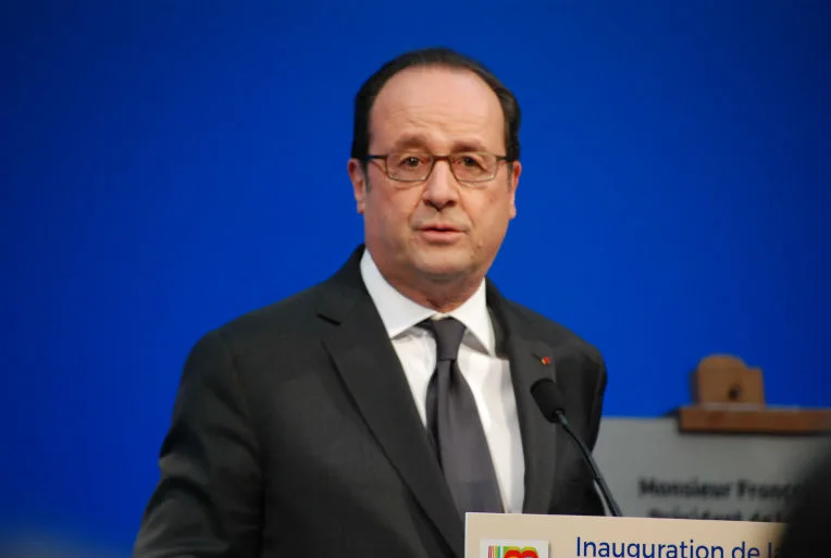 VIDÉO. Présidentielle française : Hollande appelle à voter Macron
