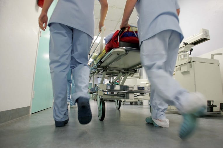 Lutte contre le Covid-19 : les professionnels de santé déplorent un manque flagrant de moyens