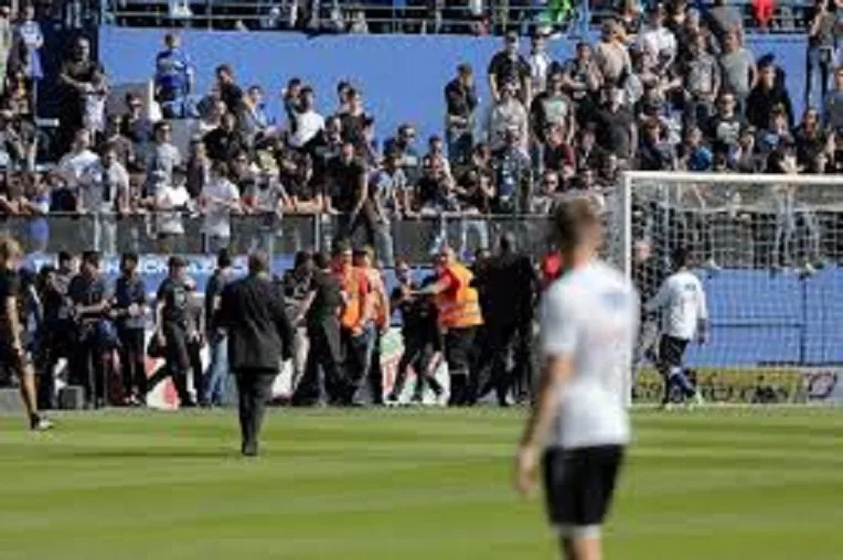VIDÉO. Le match Bastia – Lyon interrompu après de violents incidents