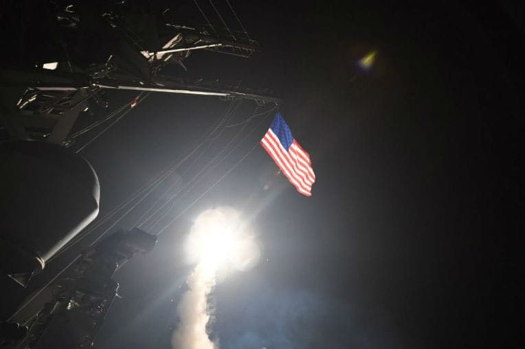 VIDÉO. Les États-Unis tirent 59 missiles sur une base aérienne en Syrie
