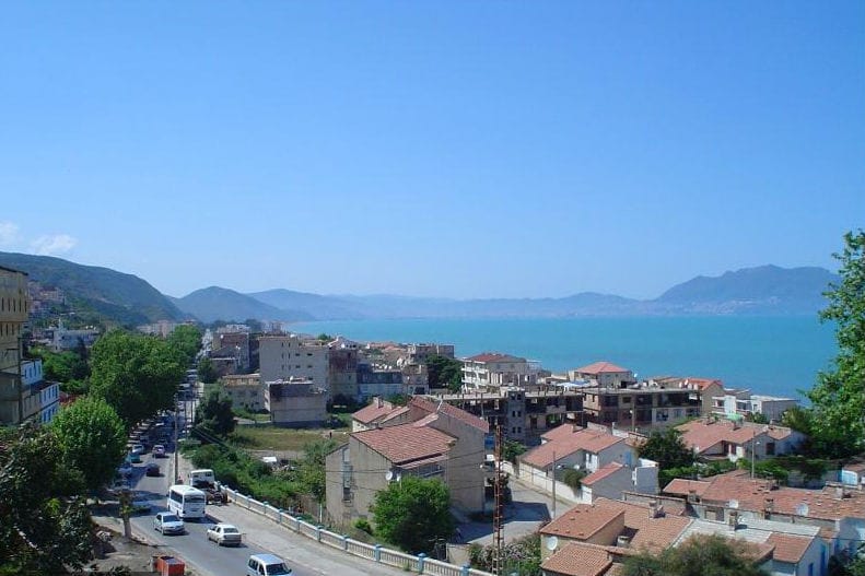 Bejaia : la RN9 coupée par des travailleurs de Cevital