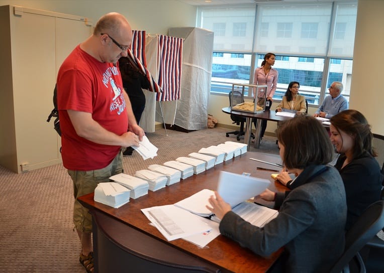Présidentielles françaises : forte participation, des bureaux de vote évacués