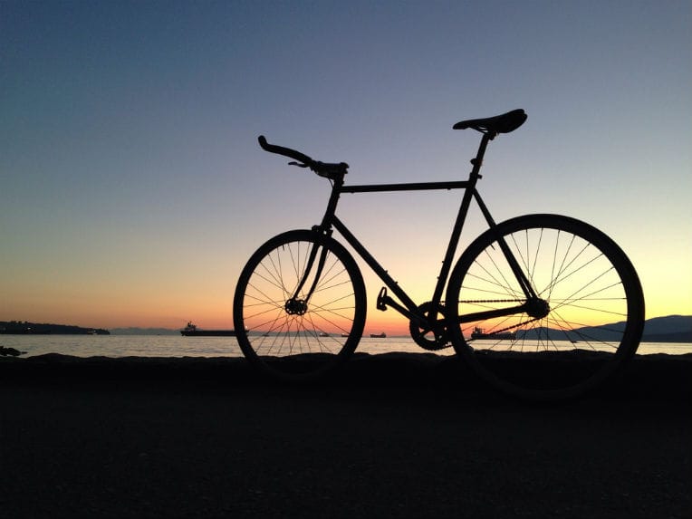 VIDÉO. Balade nocturne en vélo à Alger