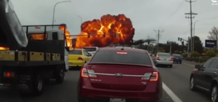 VIDÉO. Un avion s’écrase sur un boulevard
