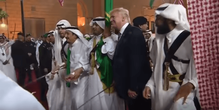 VIDÉO. Trump danse avec un sabre en Arabie saoudite