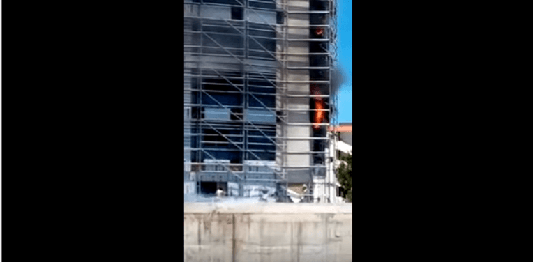 VIDÉO. Un immeuble en construction prend feu à Alger