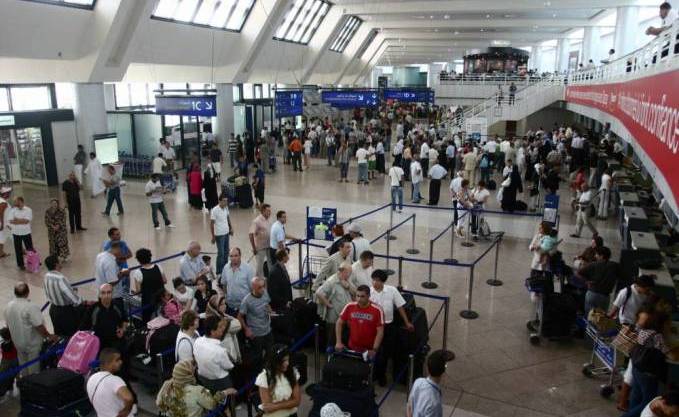 Aéroport d’Alger : une vidéo de passagers derrière un périmètre de sécurité scandalise les internautes