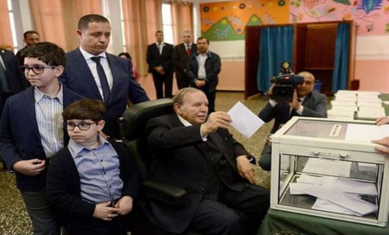 VIDÉO. Bouteflika dans le bureau de vote