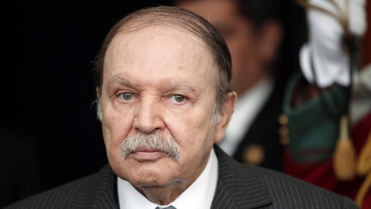 Bouteflika teste de vieilles recettes et ressort une ancienne promesse politique