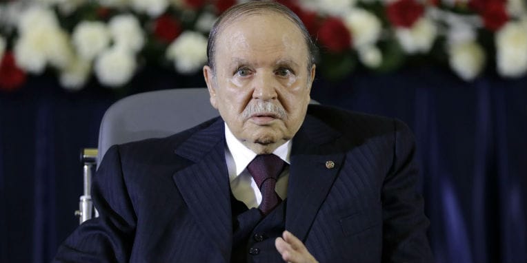 La présidence communique enfin sur l’entretien téléphonique Bouteflika – Macron
