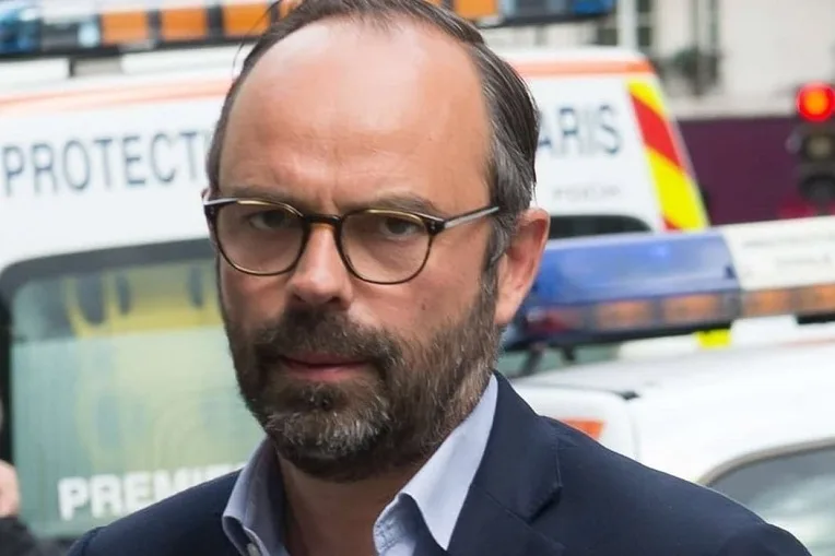 Emmanuel Macron nomme un Premier ministre de droite, Raffarin cité pour le Quai d&rsquo;Orsay