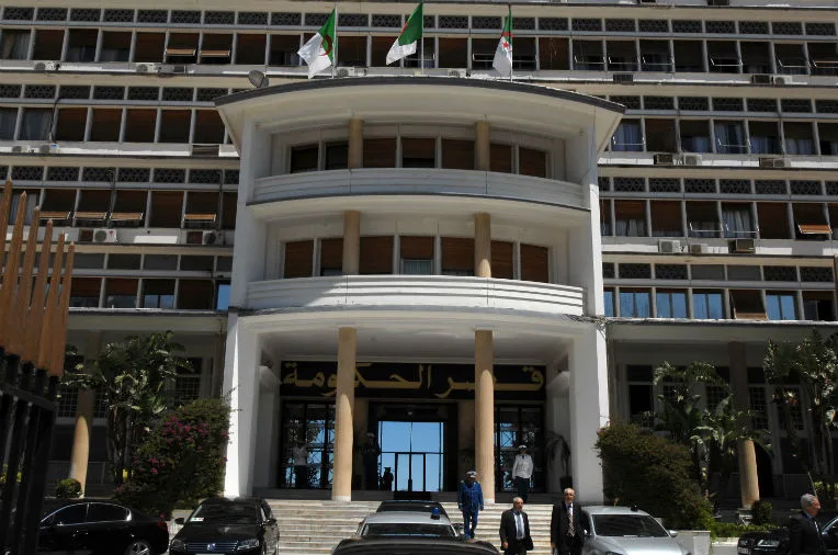 Après le limogeage brutal de Tebboune et le retour d’Ouyahia : le flou au sommet de l’État
