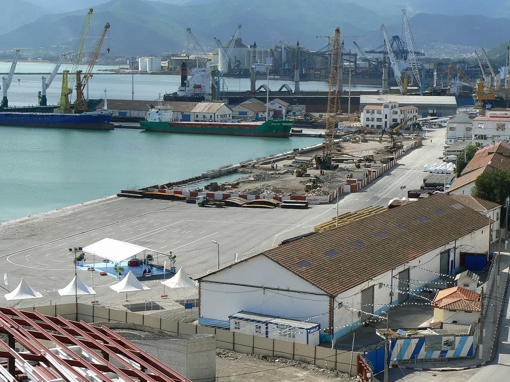 Cevital : un nouveau bateau transportant des équipements industriels bloqué par le port de Bejaïa