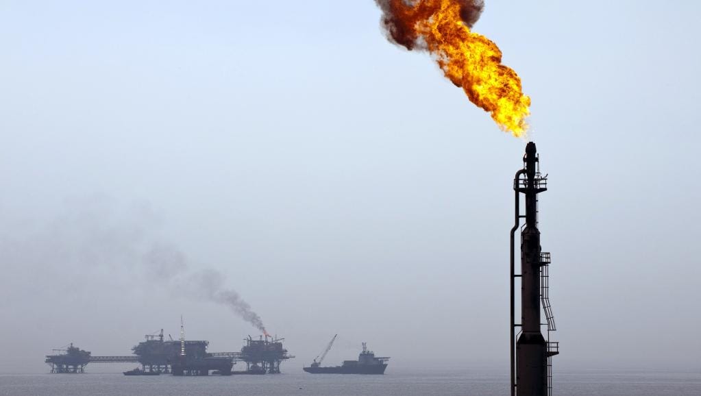 Le pétrole termine en légère baisse à New York en attendant les stocks