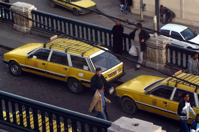 Six mois après la publication du nouveau texte, les taxis continuent d’appliquer leurs propres règles