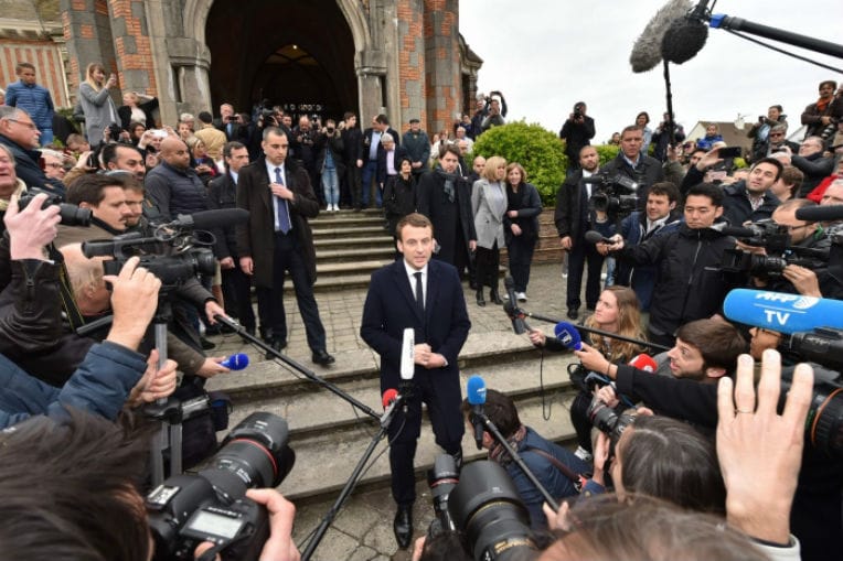 L’affaire France 24 se télescope avec la visite de Macron, ramenée à un cadre privé