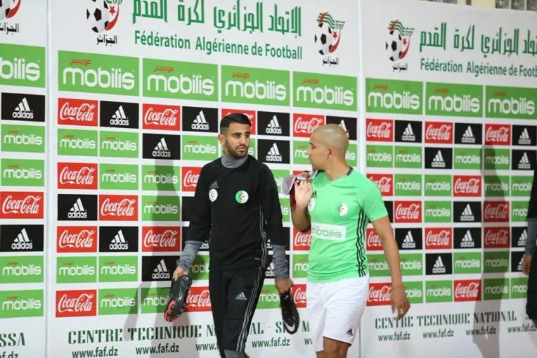 Riyad Mahrez attend un appel du Barça