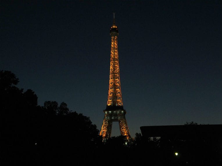La tour Eiffel éteinte en hommage aux victimes des attentats en Iran
