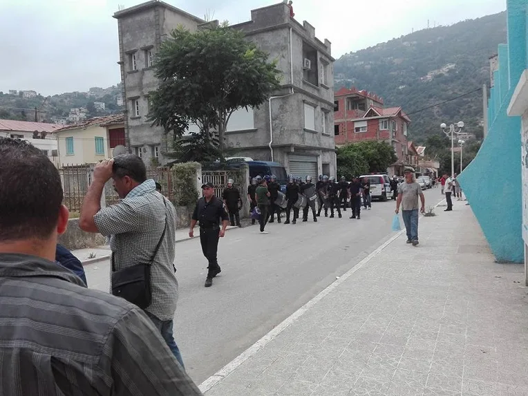 Aokas : affrontements après l’interdiction d’une conférence, la route nationale fermée