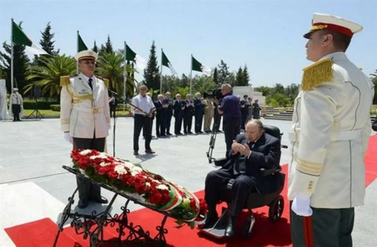 VIDÉO. Bouteflika se recueille à El Alia à la mémoire des chouhada