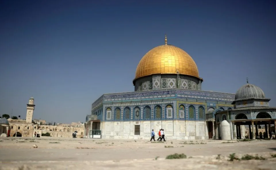 Jérusalem : des milliers de musulmans prient à l&rsquo;extérieur de l&rsquo;esplanade des Mosquées