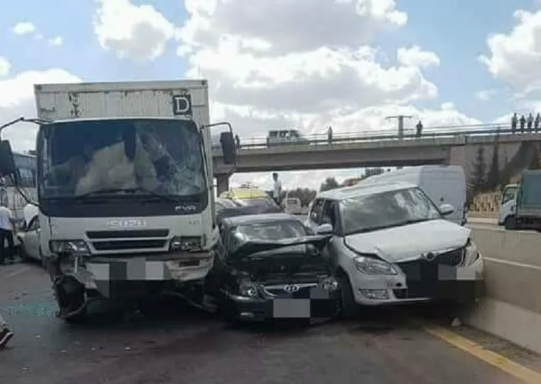 Carambolage sur l&rsquo;autoroute Est-Ouest à Bouira : neuf blessés, circulation bloquée