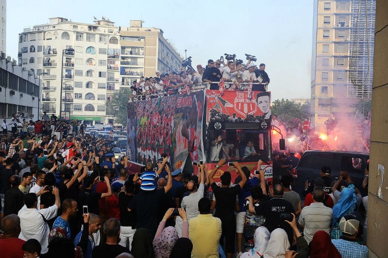 Les joueurs du CRB défilent avec la Coupe à Alger