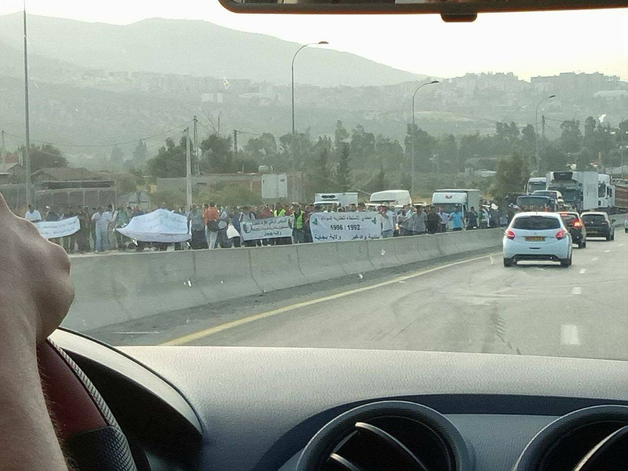 L&rsquo;autoroute Est-Ouest fermée par des manifestants à Lakhdaria et Larbaâtache