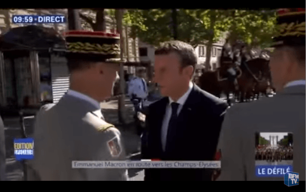 VIDÉO. France : la poignée de main glaciale entre Macron et le chef des armées