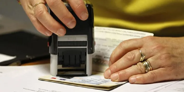 Visas Schengen : les frais bientôt payables dans les bureaux de poste
