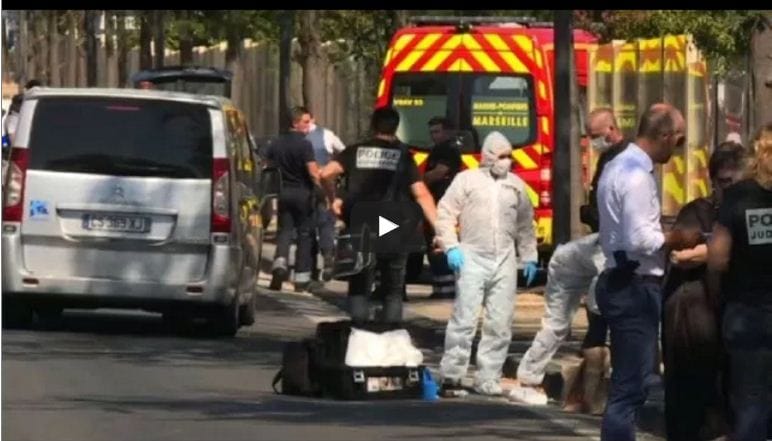 VIDÉO. France : un véhicule fonce sur des abris bus à Marseille