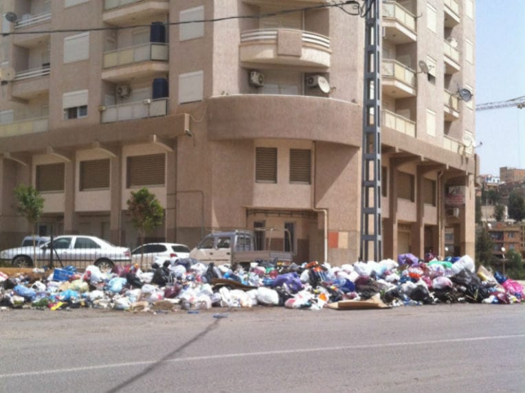 À Akbou, la crise des déchets ménagers prend des proportions alarmantes