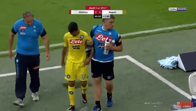 VIDÉO. Adam Ounas, blessé, quitte le terrain en boitant