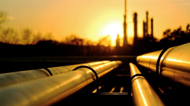 Le pétrole monte à la clôture, des importateurs délaissent le brut iranien