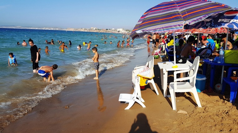 Sur Les Plages à Oran Le Burkini Côtoie Le Bikini — Tsa