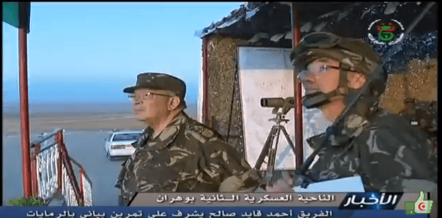 VIDÉO. Gaid Salah assiste à un exercice militaire à Oran