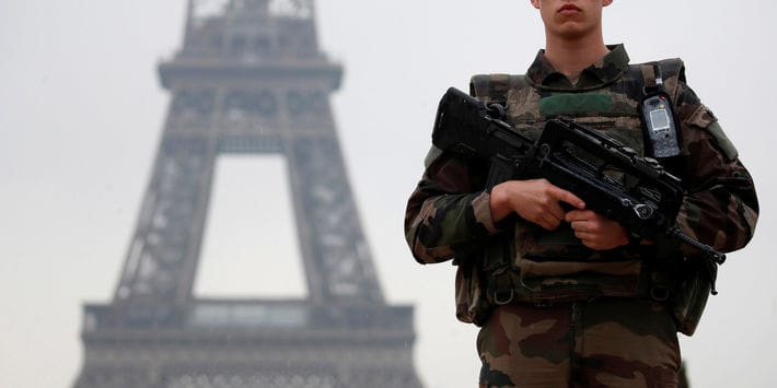 Un militaire attaqué à Paris par un homme armé d’un couteau
