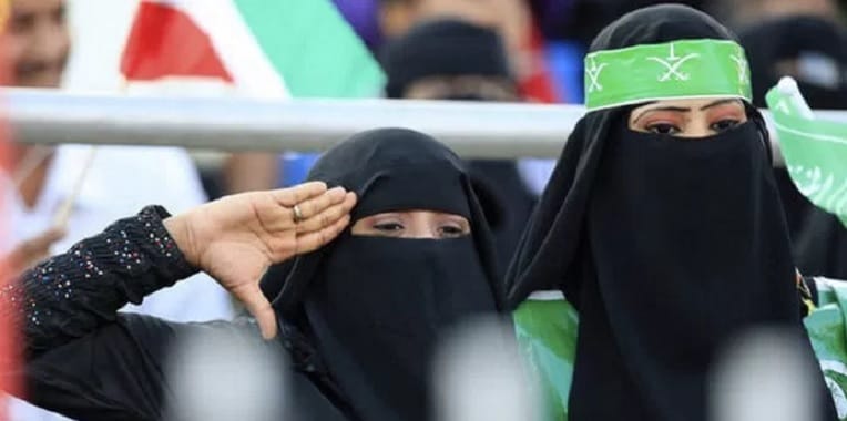 Des Saoudiennes célèbrent la fête nationale dans un stade, une première