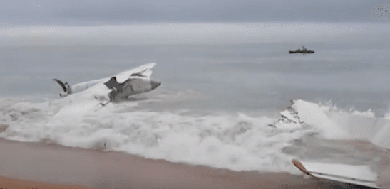 VIDÉO. Un avion rate son atterrissage et s&rsquo;écrase au large d&rsquo;Abidjan