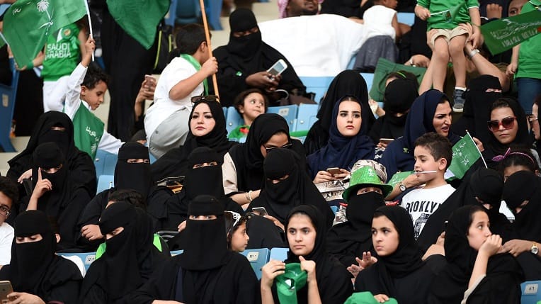 Des Saoudiennes pour la première fois au stade pour un match de foot