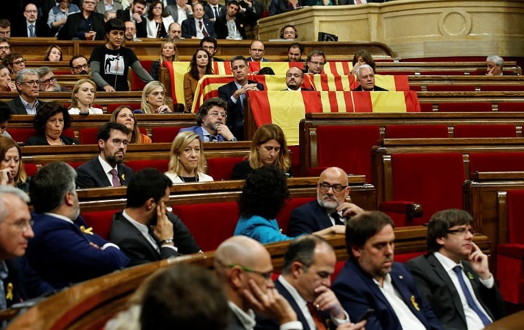La Catalogne proclame son indépendance, Madrid la met sous tutelle