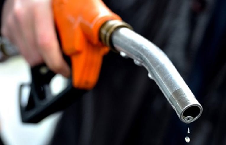 Carburants, tabac, café soluble coûteront plus chers : le détail des hausses