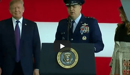 VIDÉO. Le geste de Trump devant les militaires américains au Japon