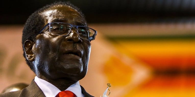 Zimbabwe : Mugabe refuse de céder aux militaires et de démissionner