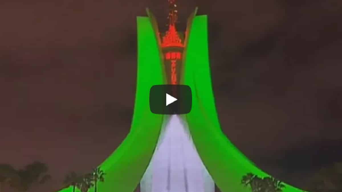 Le Mémorial du Martyr illuminé aux couleurs nationales