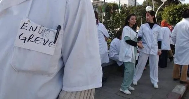 Rassemblement des médecins résidents grévistes, menace d’une grève illimitée