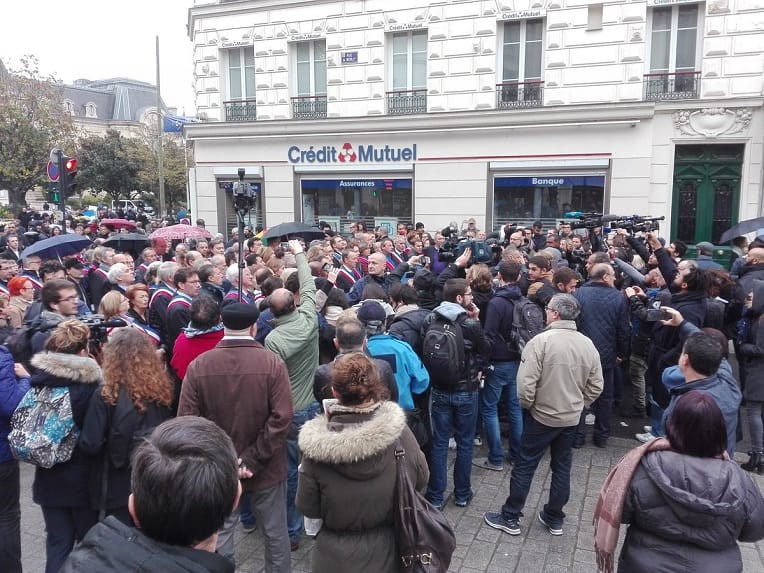 France : des élus manifestent contre les prières de rue