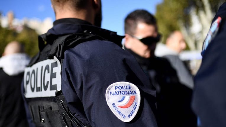 Indignation en France après le passage à tabac de deux policiers